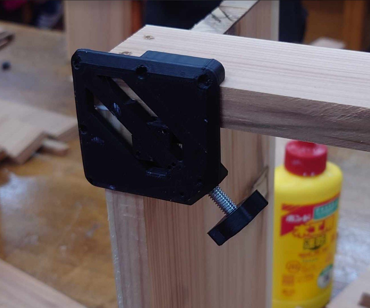 3Dプリンタ製のクランクジグで木材加工の実習を手軽にアップグレード